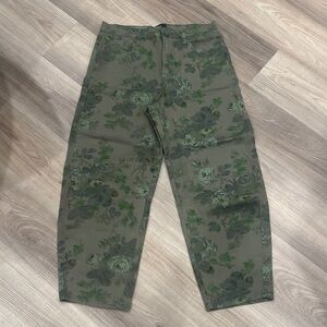 Gap floral barrel jean. NWOT.